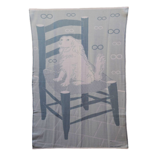 Perro sobre silla
